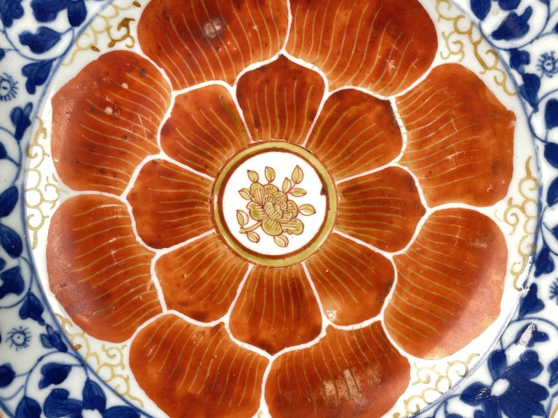 清早期 青花矾红莲瓣纹盘 - 图4