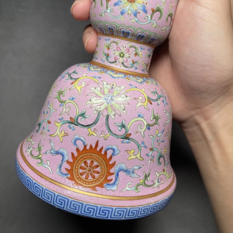 清乾隆 御制宫粉地轧道洋彩缠枝莲托八吉祥纹花觚一对 - 图27