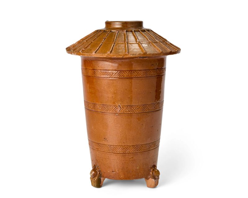 漢 黃釉三足陶倉 | A Chinese amber-glazed 'granary' funerary urn - 图1