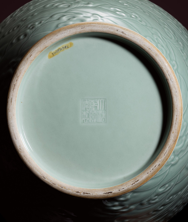 清乾隆  粉青釉番蓮紋獸首銜環耳尊 - 图8