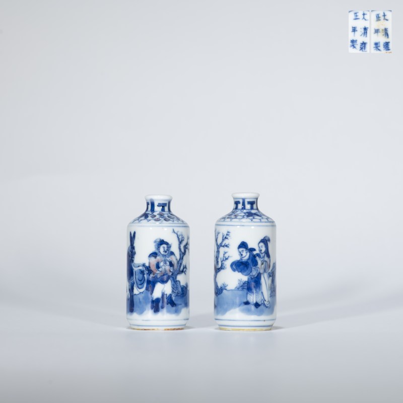 清 青花釉里红人物图鼻烟壶一对 - 图1