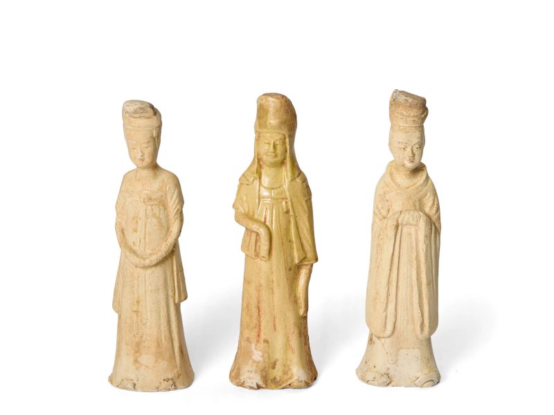 宋/元 陶仕女俑三件及青白釉小罐 | Three Chinese pottery figures of court ladies and a small qingbai-glazed jar - 图1