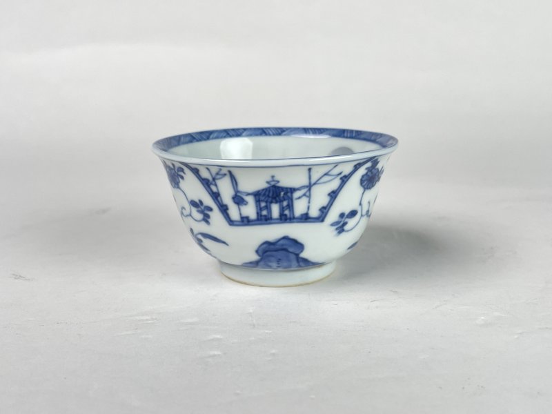清康熙 青花洞石花卉楼阁杯 - 图2