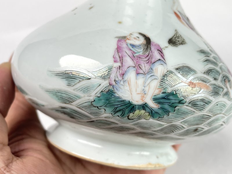 清晚期 粉彩刘海戏金蝉纹荸荠瓶 - 图8