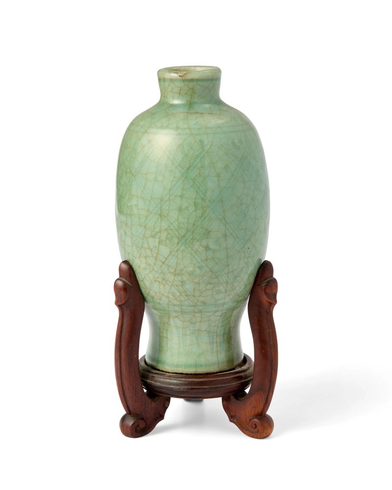 明 龍泉青釉瓶連木座 | A Chinese Longquan celadon-glazed vase - 图1