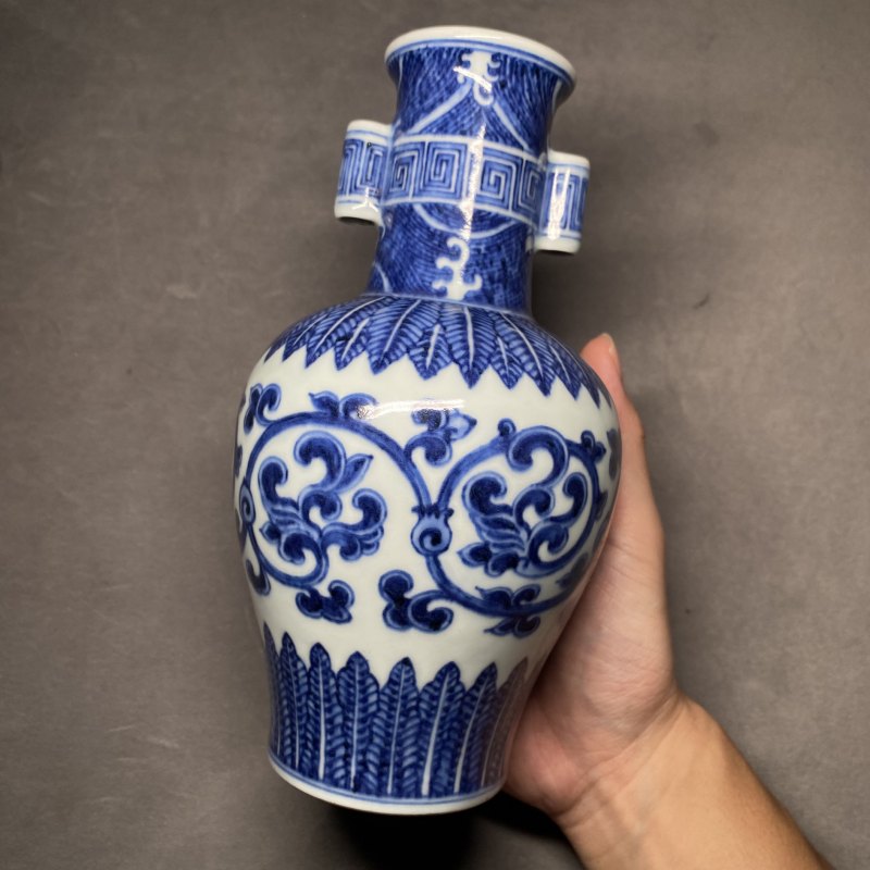 清乾隆 青花缠枝花卉纹贯耳瓶 - 图10