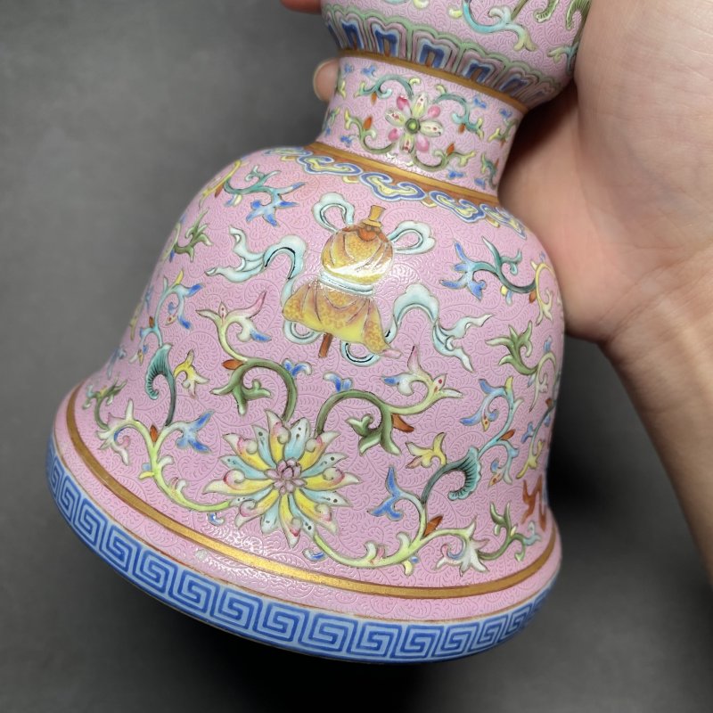 清乾隆 御制宫粉地轧道洋彩缠枝莲托八吉祥纹花觚一对 - 图28