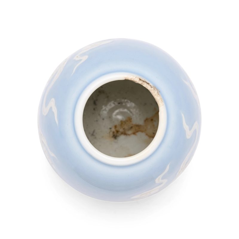 清十八/十九世紀 天藍釉地祥雲紋水盂，馬蹄尊 | A Chinese clair-de-lune-glazed 'clouds' water pot - 图2