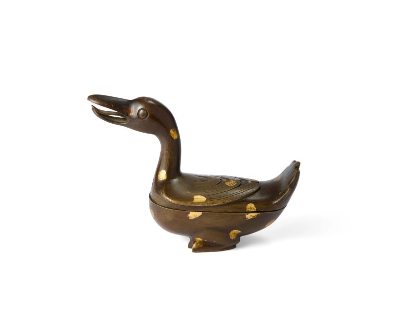 清十七/十八世紀 銅灑金鴨型香爐連盒 | A small Chinese gilt-splashed bronze 'duck' incense burner - 图1
