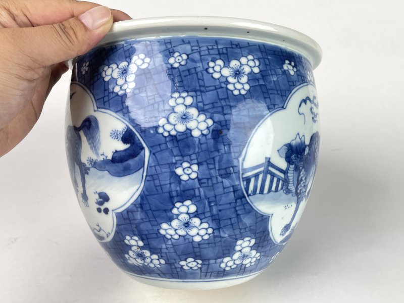 清康熙 青花冰梅开光瑞兽纹卷缸 - 图3