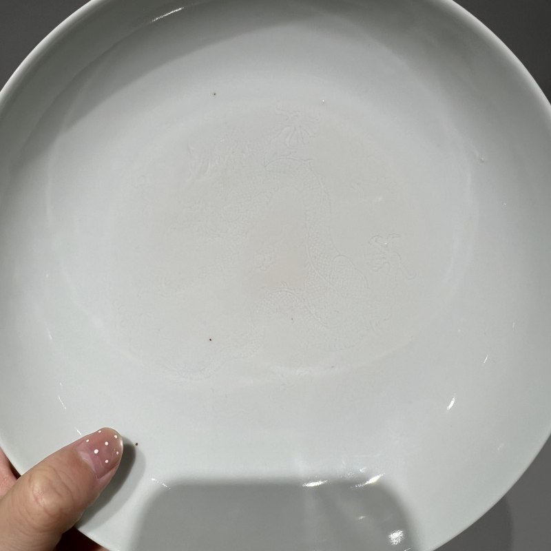 清康熙 白釉暗刻龙纹大盘 - 图5