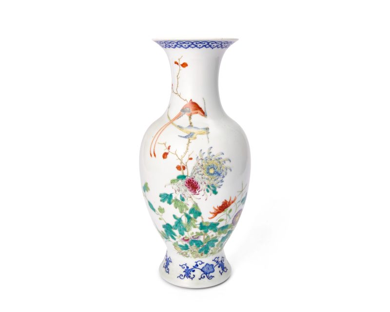 民國 粉彩花鳥紋瓶一對，礬紅「大清乾隆年製」寄託款 | A pair of Chinese 'birds and flowers' enamelled baluster vases - 图2