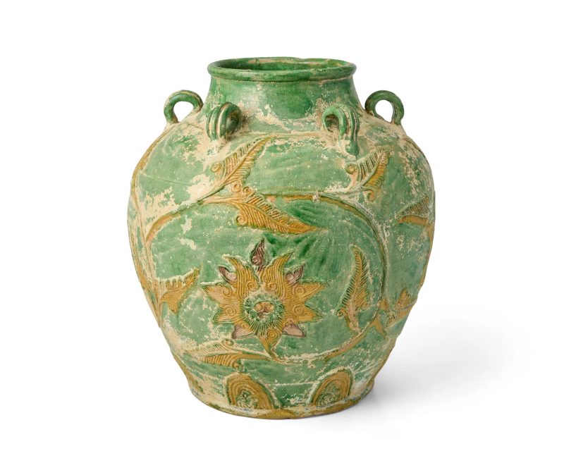 明約一六零零年 三彩貼花花卉紋陶罐 | A Chinese Guangdong or Fujian sancai-enamelled 'Tradescant' jar