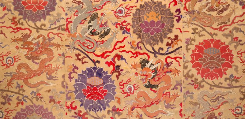 十七世紀 米黃地纏枝蓮龍紋織錦，木框 | A magnificent Chinese 'dragon and lotus' silk brocade panel