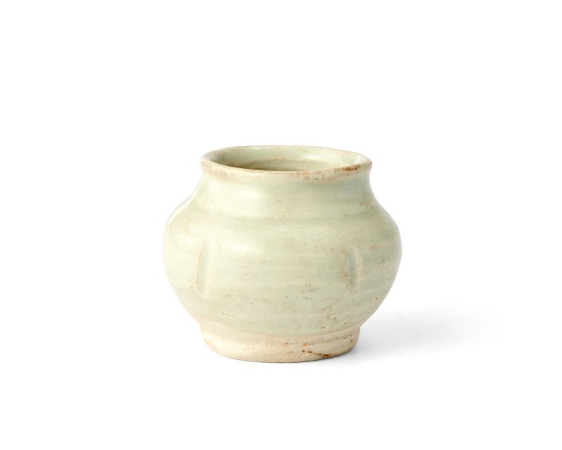 宋/元 陶仕女俑三件及青白釉小罐 | Three Chinese pottery figures of court ladies and a small qingbai-glazed jar - 图2