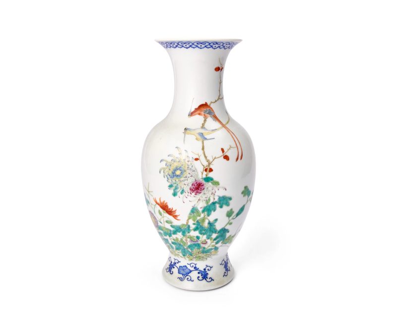 民國 粉彩花鳥紋瓶一對，礬紅「大清乾隆年製」寄託款 | A pair of Chinese 'birds and flowers' enamelled baluster vases - 图3