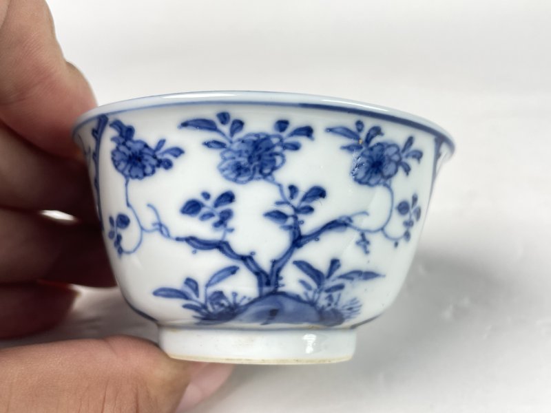 清康熙 青花洞石花卉楼阁杯 - 图3