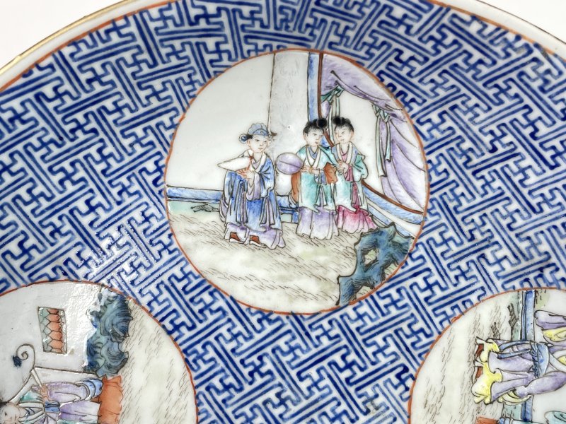清中期 蓝料彩开窗粉彩西厢记人物故事图盘一对 - 图10