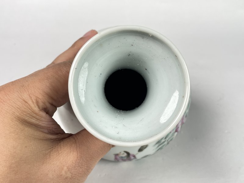 清晚期 粉彩刘海戏金蝉纹荸荠瓶 - 图9