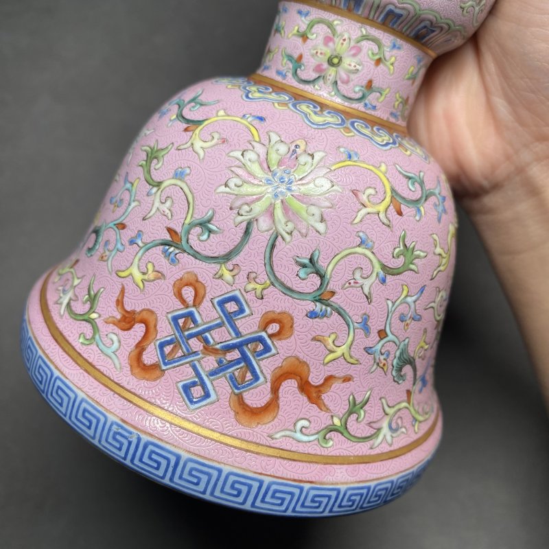 清乾隆 御制宫粉地轧道洋彩缠枝莲托八吉祥纹花觚一对 - 图29