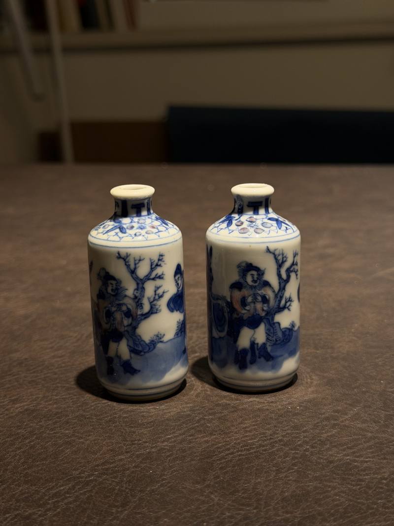 清 青花釉里红人物图鼻烟壶一对 - 图2