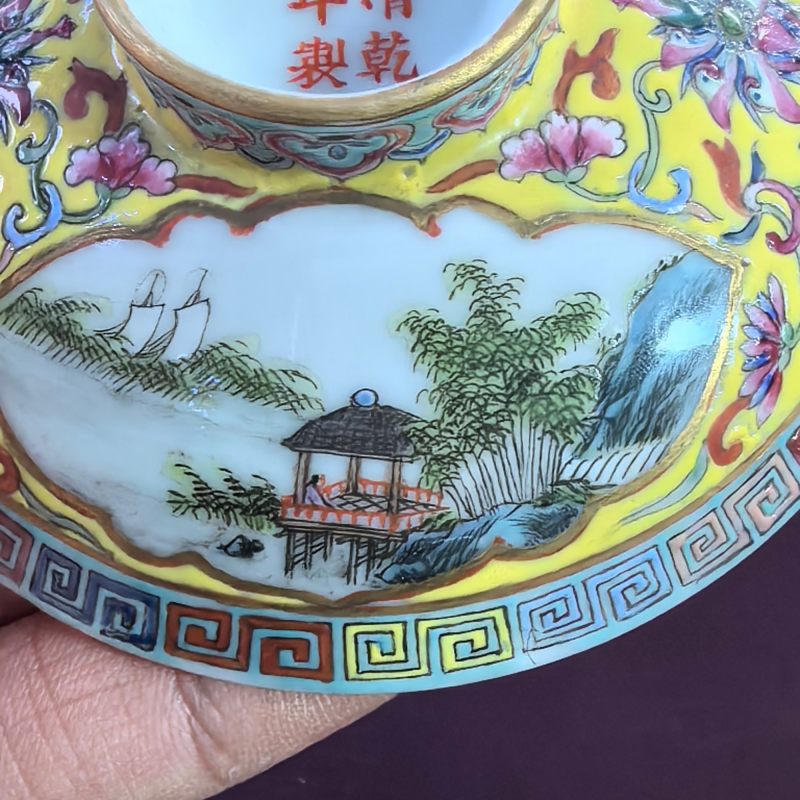 民国 黄地缠枝花卉开窗山水纹三才盖碗 - 图17