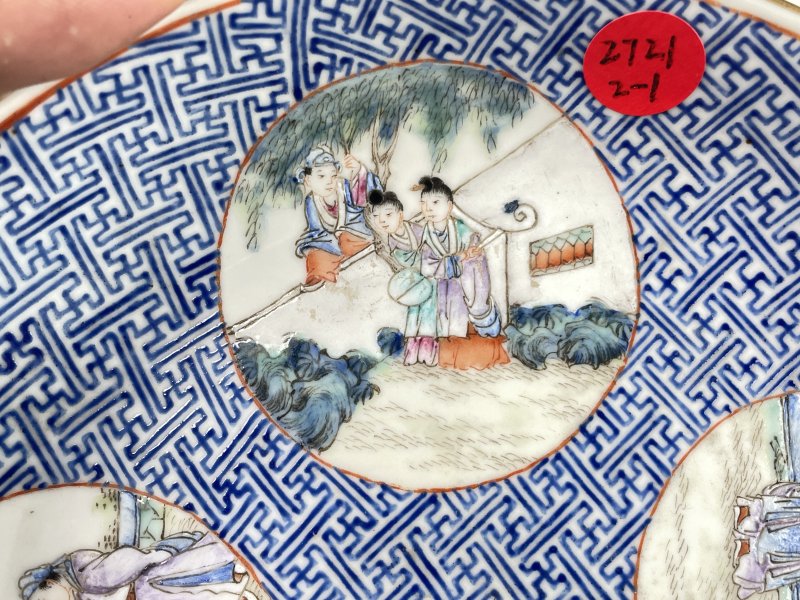 清中期 蓝料彩开窗粉彩西厢记人物故事图盘一对 - 图11