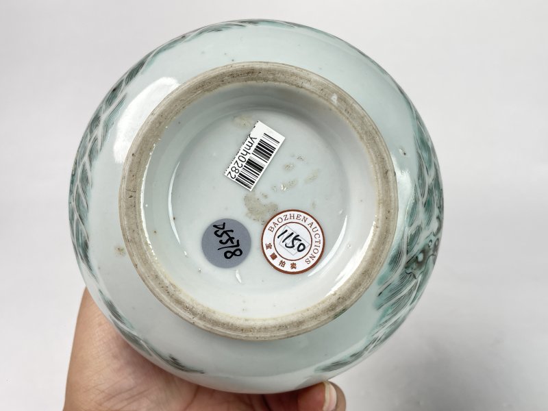 清晚期 粉彩刘海戏金蝉纹荸荠瓶 - 图10