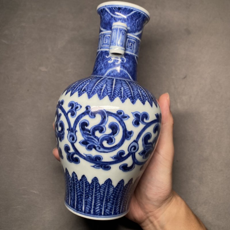 清乾隆 青花缠枝花卉纹贯耳瓶 - 图11