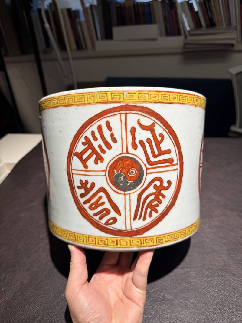 清道光 粉彩矾红仿汉瓦当延年益寿纹大花盆 - 图4
