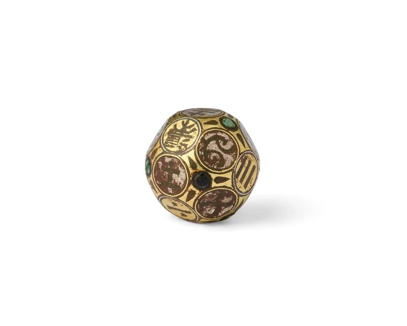 西漢 酒令骰 | A Chinese gold, silver and turquoise-inlaid bronze eighteen-sided die - 图1