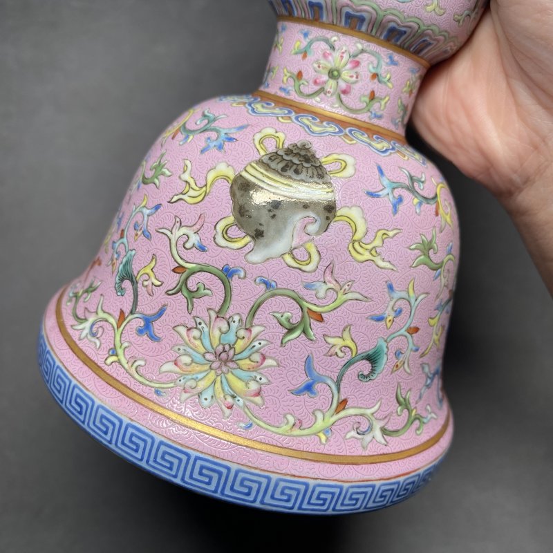 清乾隆 御制宫粉地轧道洋彩缠枝莲托八吉祥纹花觚一对 - 图30