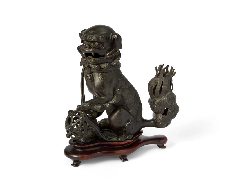 清十七/十八世紀 銅獅子繡球形蓋爐連木座 | A Chinese bronze 'Buddhist Lion' incense burner and cover