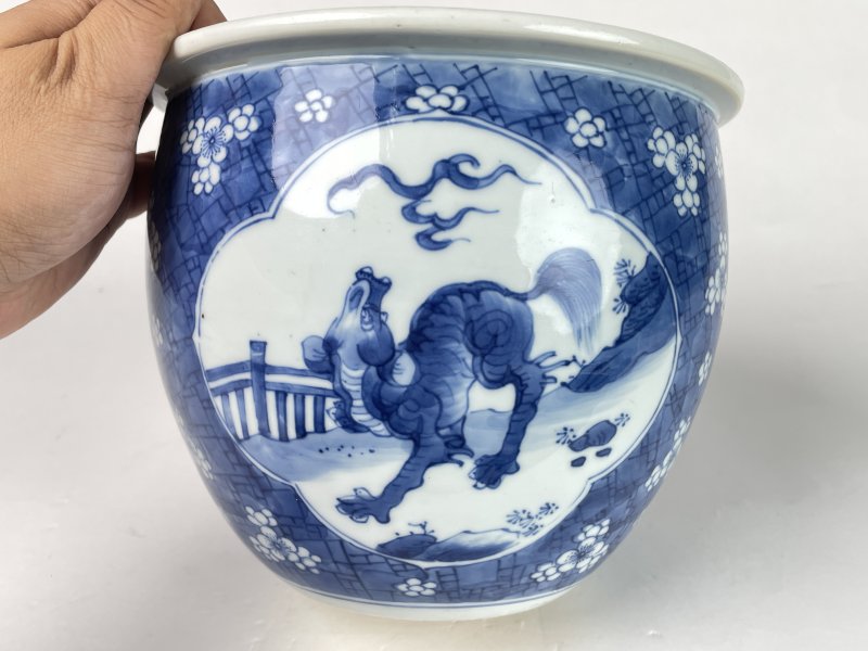 清康熙 青花冰梅开光瑞兽纹卷缸 - 图5