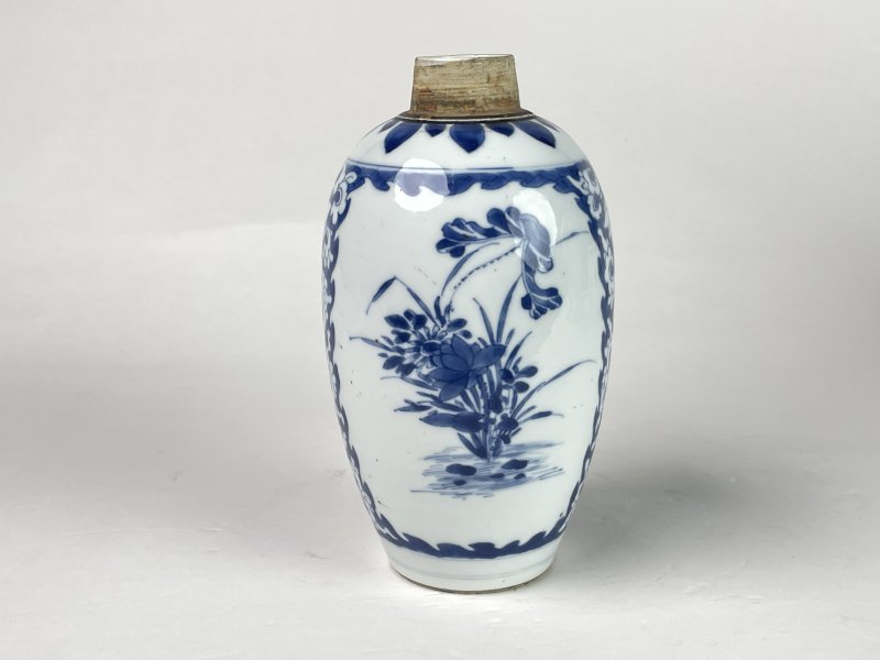 清康熙 青花开光花卉纹梅瓶 - 图2