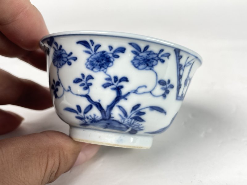 清康熙 青花洞石花卉楼阁杯 - 图5