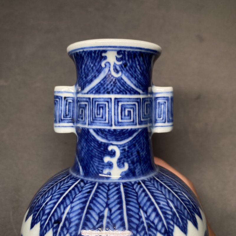 清乾隆 青花缠枝花卉纹贯耳瓶 - 图12