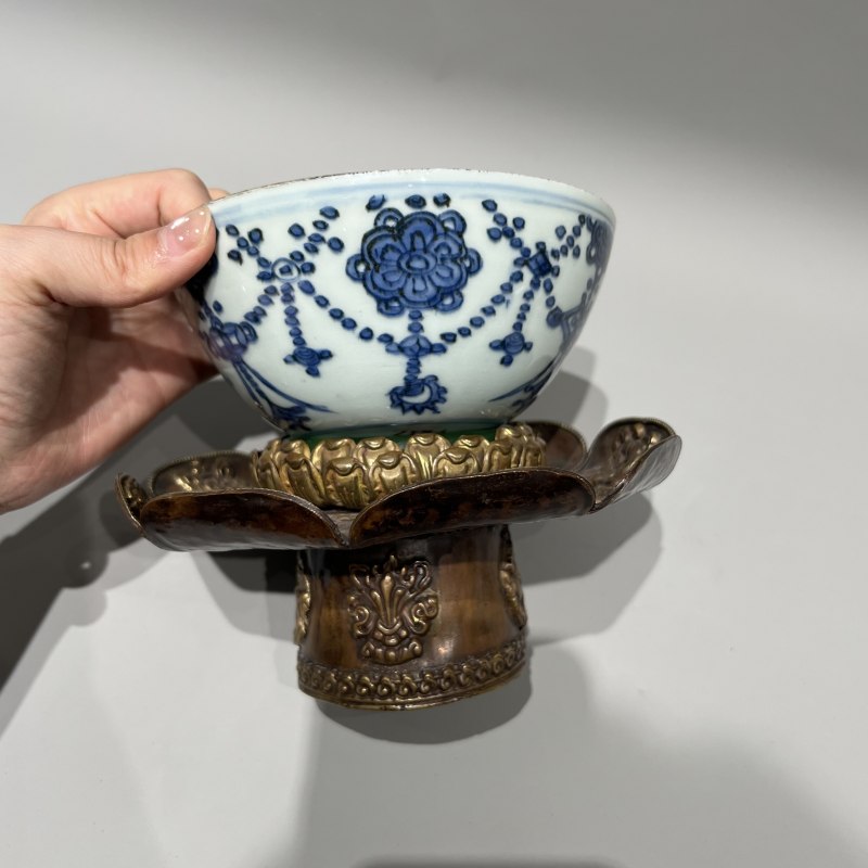 明中期 青花剔刻缠枝花卉莲托八宝纹净水碗（隐元喜助器） - 图3