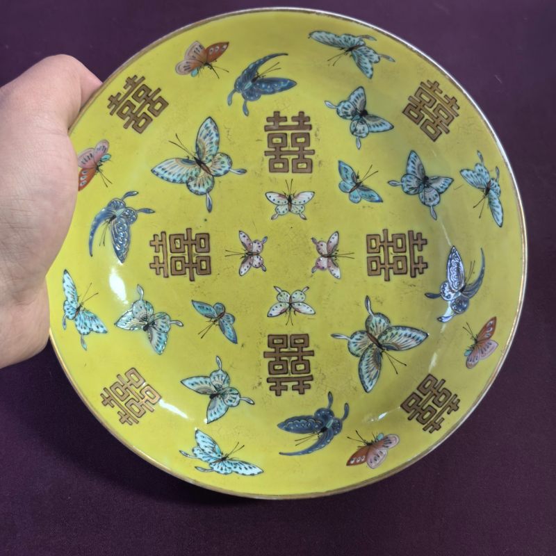 清同治 黄地粉彩百蝶喜字纹盘 - 图4