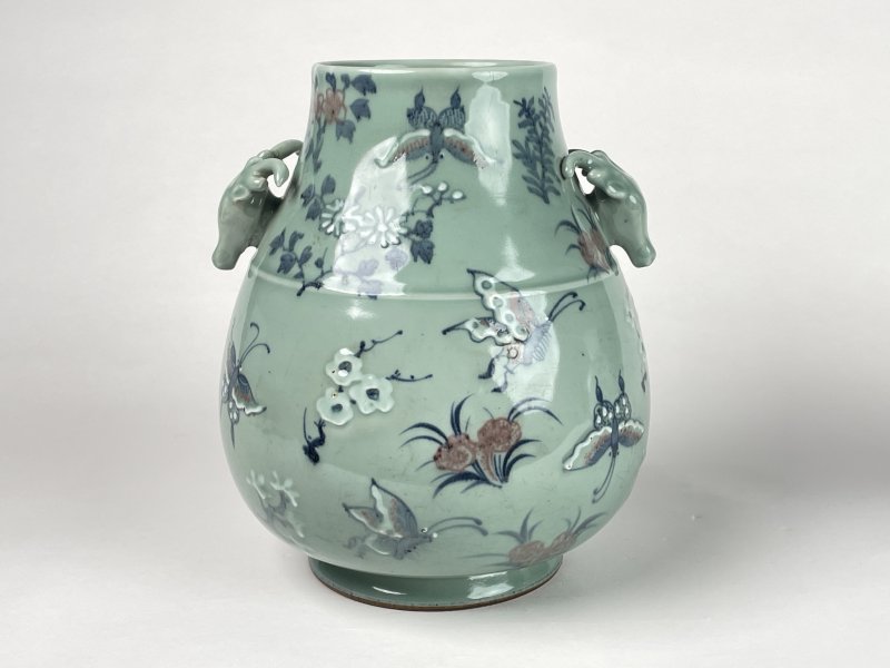 清乾隆 豆青釉青花釉里红蝶恋花纹鹿头尊 - 图2