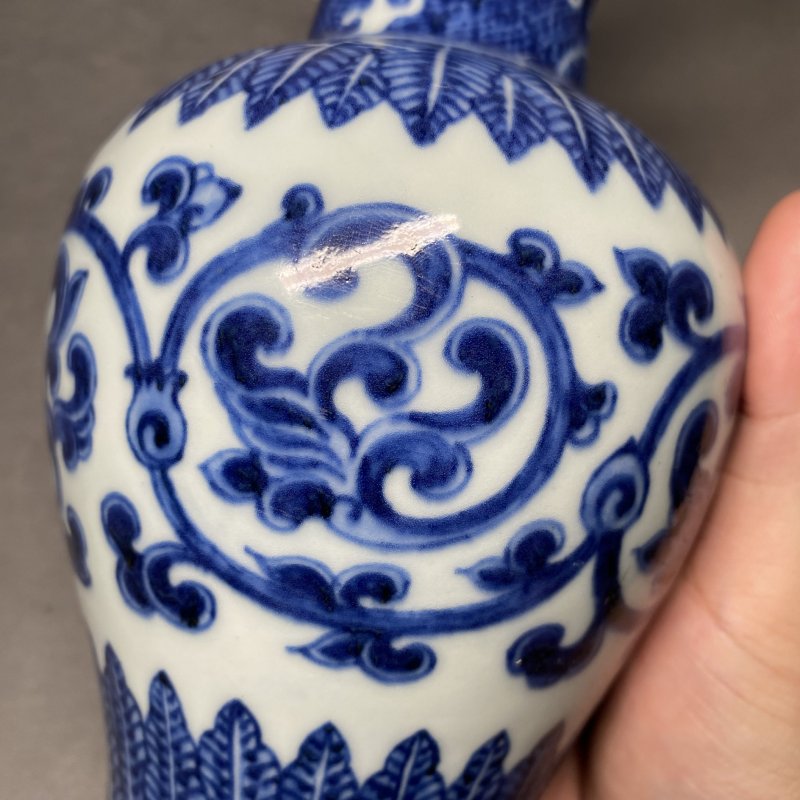 清乾隆 青花缠枝花卉纹贯耳瓶 - 图13