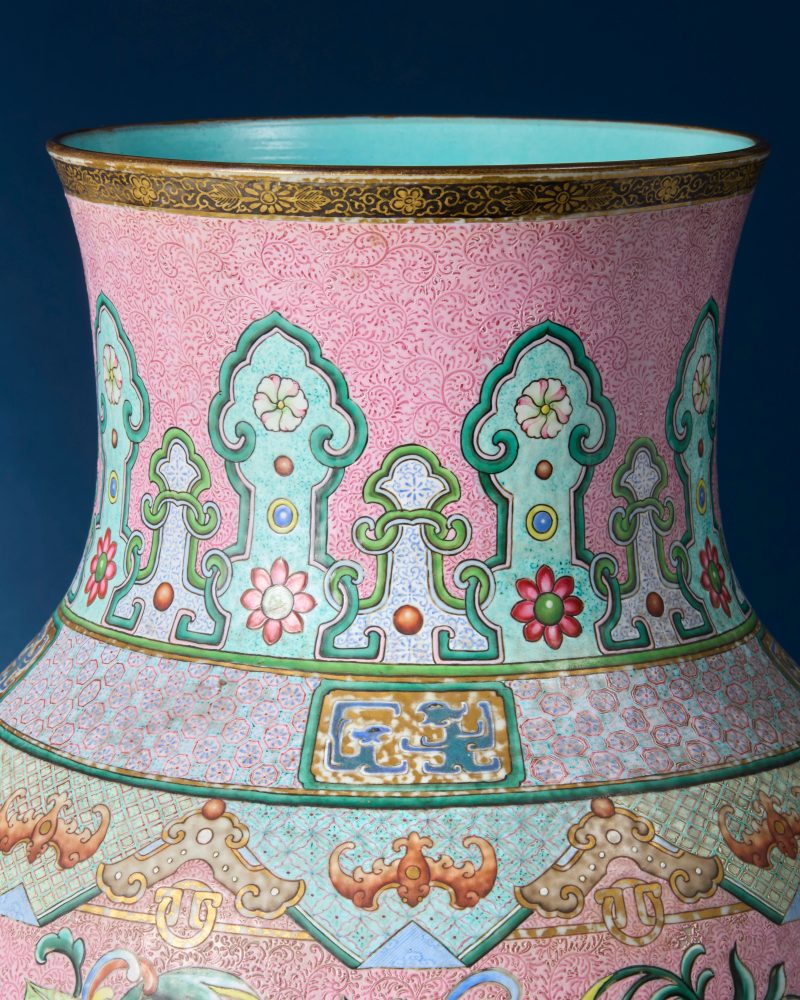 清乾隆/嘉慶 粉地洋彩洋花大瓶 | A rare and magnificent Chinese 'yangcai' famille rose baluster vase of massive proportions - 图16