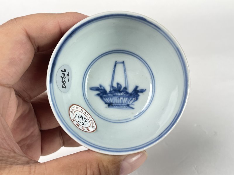 清康熙 外酱釉内青花花篮纹杯一对 - 图5