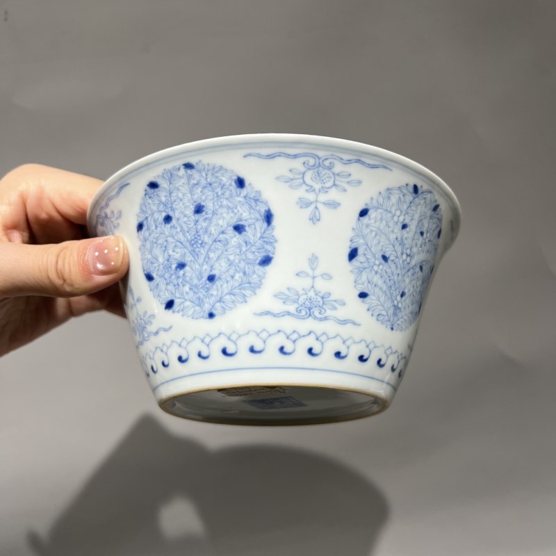 清乾隆 青花淡描团花纹马蹄碗 - 图2
