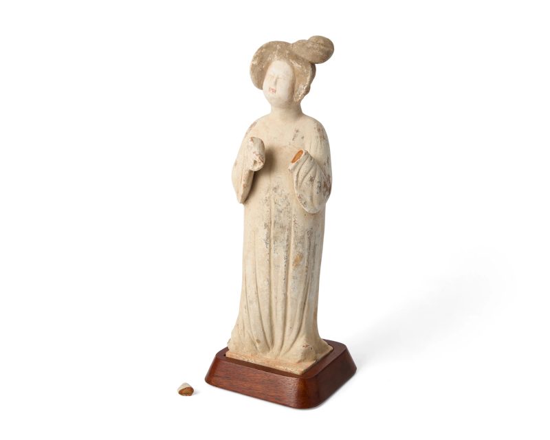 唐 彩繪陶仕女俑 | A Chinese painted pottery figure of a court lady - 图1