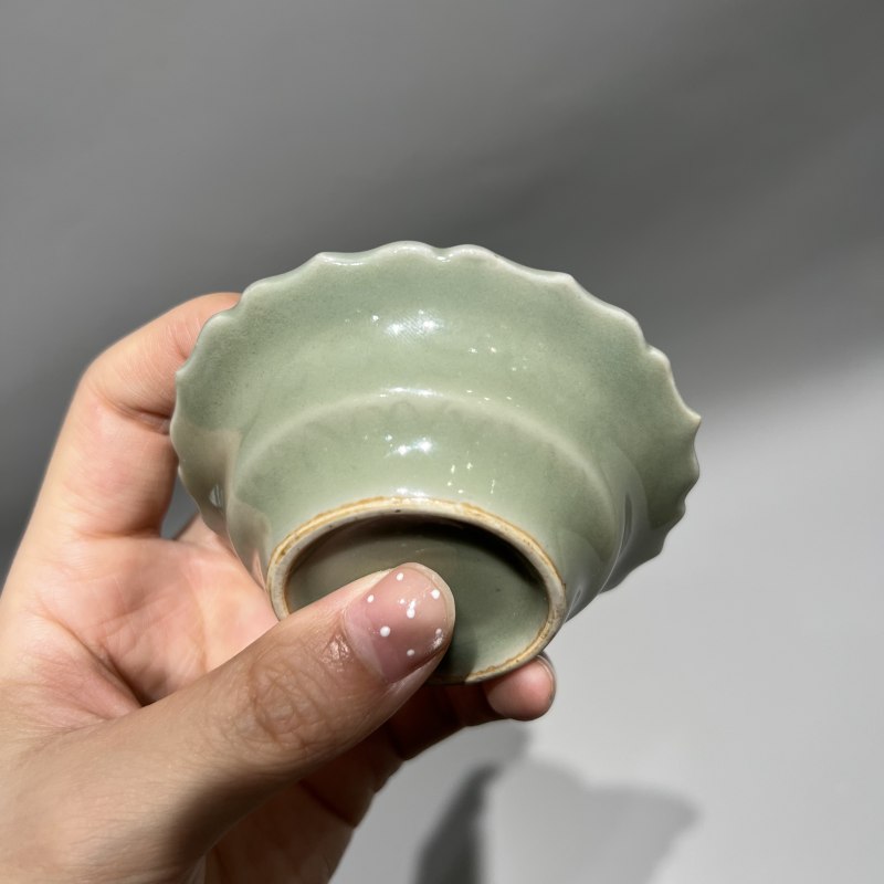 明宣德 仿龙泉窑青花花卉纹花口盏 - 图8