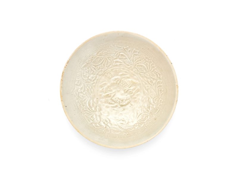 宋 影青釉模印鳳凰牡丹紋碗 | A Chinese yingqing-glazed moulded dish - 图1