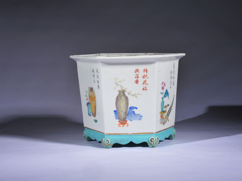 清中期 粉彩博古清宫图六方花盆 - 图1