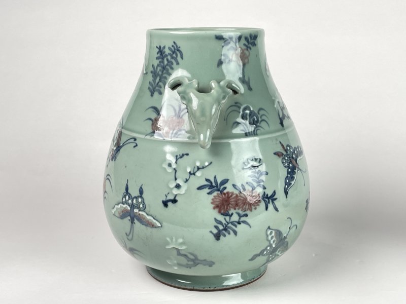 清乾隆 豆青釉青花釉里红蝶恋花纹鹿头尊 - 图3