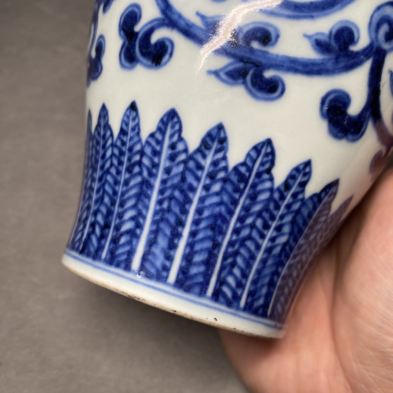 清乾隆 青花缠枝花卉纹贯耳瓶 - 图14